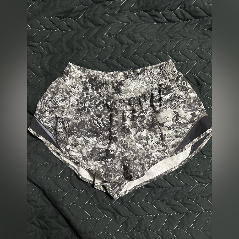 Lululemon hotty hot shorts low rise 2”